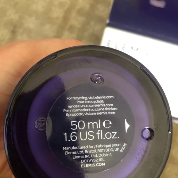 ELEMIS Peptide4 Plumping Pillow Facial - Purple and Silver - Picture 4 of 7